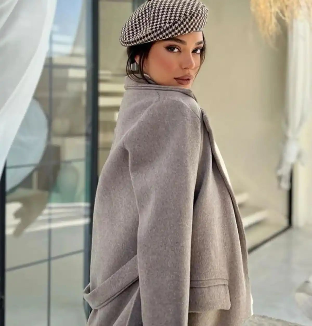 مکمل رنگ طوسی در لباس مردانه
