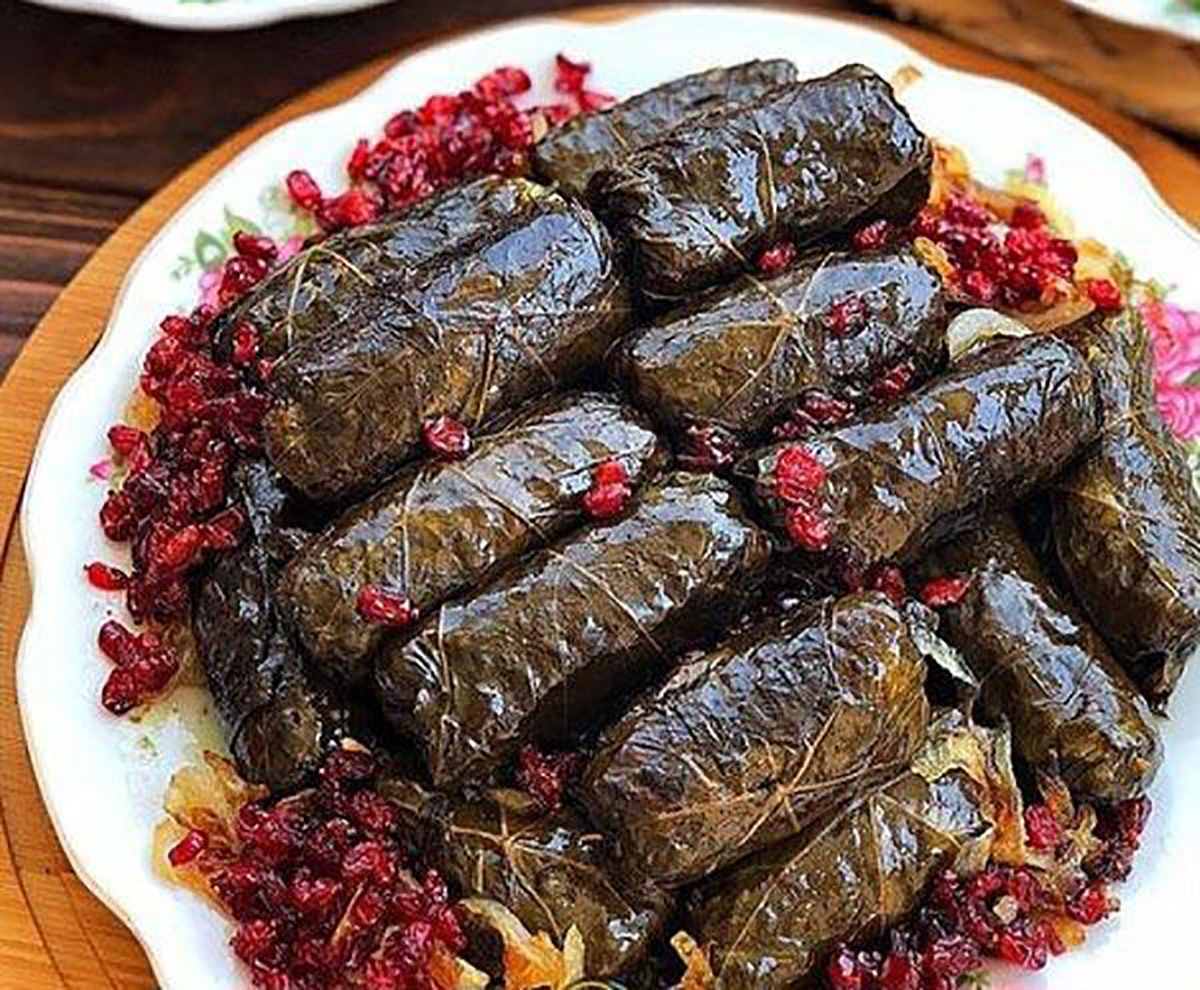 تزیین دلمه برگ مو با زرشک