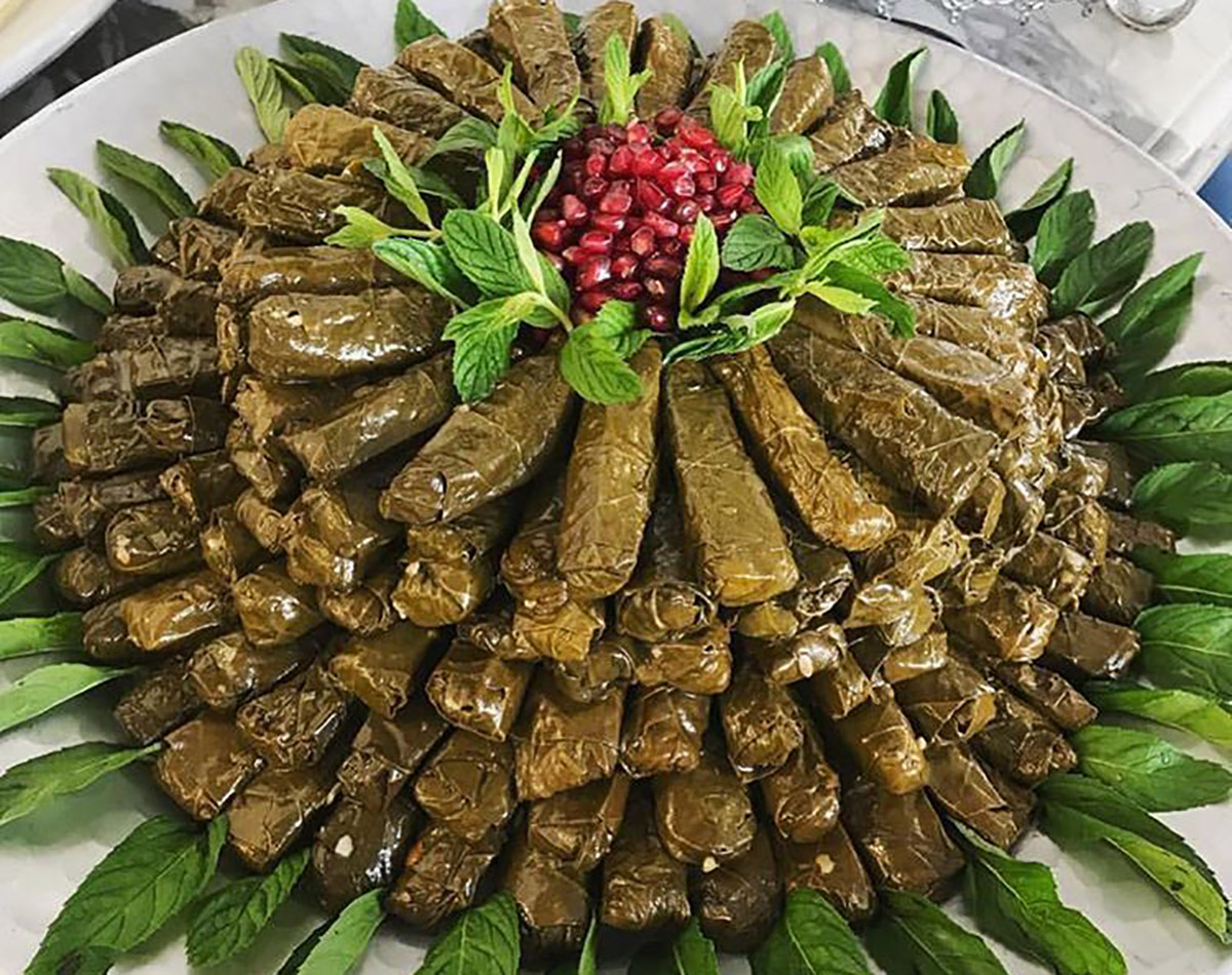 تزیین دلمه برگ مو با زرشک