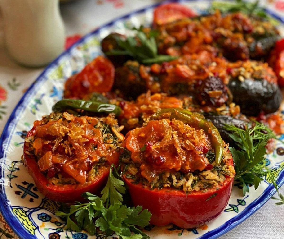 تزیین دلمه برگ مو با زرشک