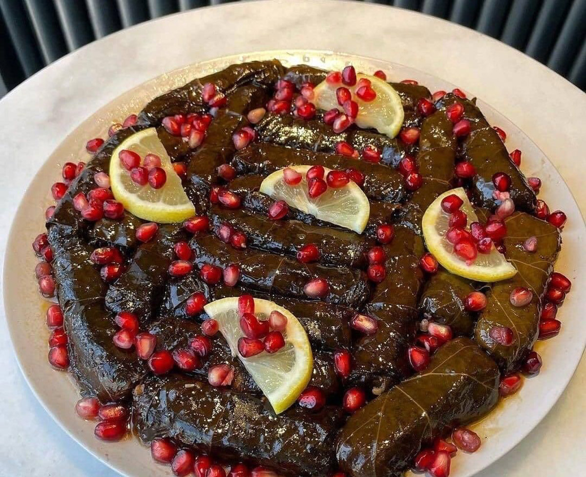 تزیین دلمه برگ مو با زرشک