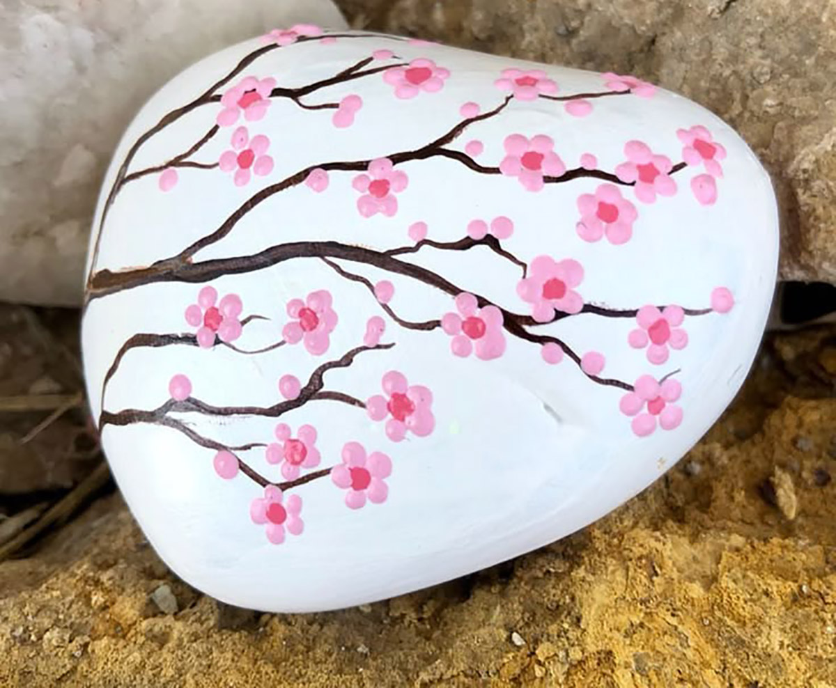 نقاشی روی سنگ با مداد رنگی