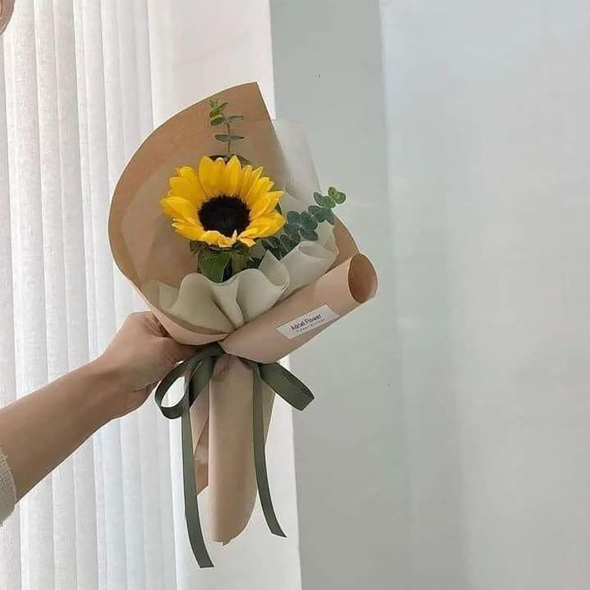 تزیین گل رز با کاغذ کادو