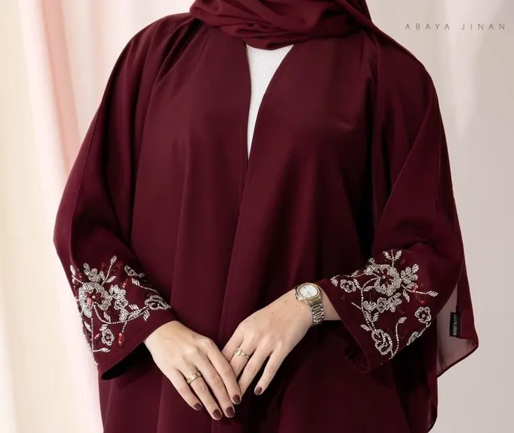 مانتو مجلسی سوزن‌دوزی زرشکی با پوشش کامل