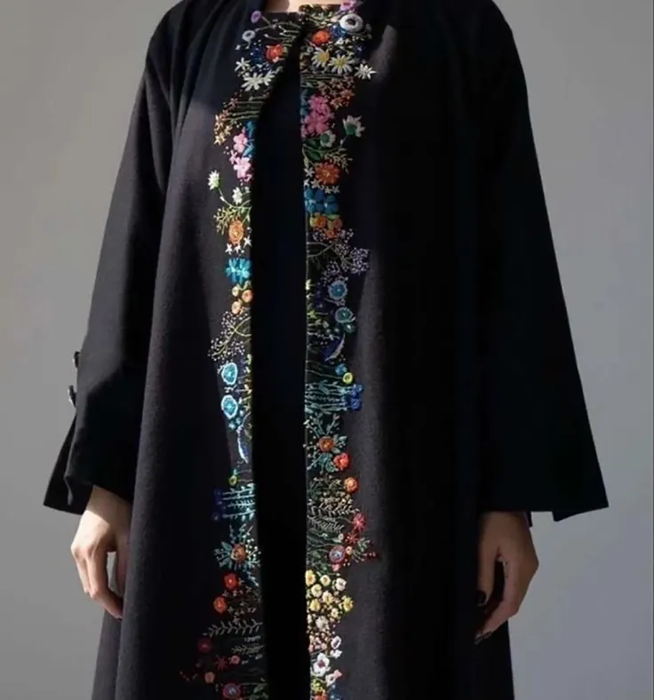 مانتوی مشکی جلو باز با نوار گلدوزی رنگی