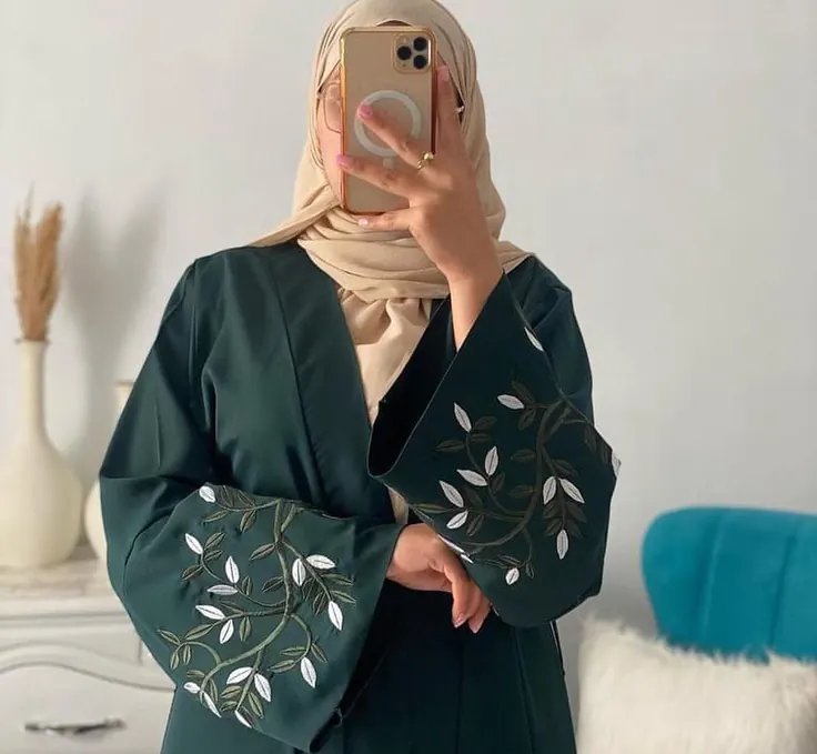 مدل مانتو مجلسی سبز سوزن‌دوزی با روسری