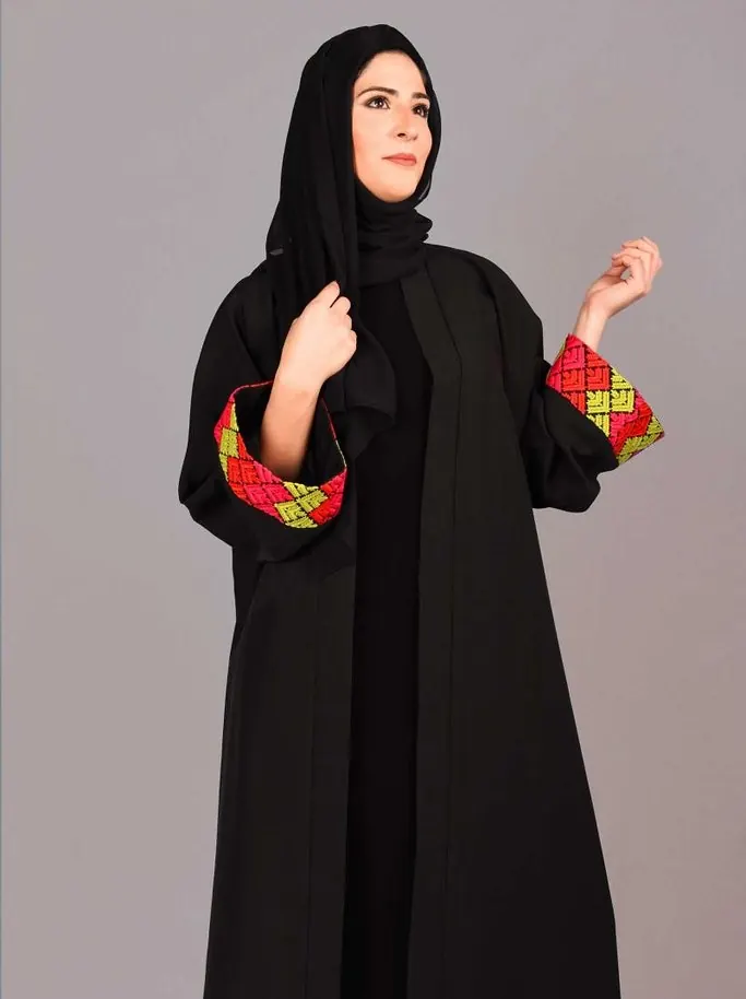 مانتوی مشکی مجلسی با مچ رنگی گشاد