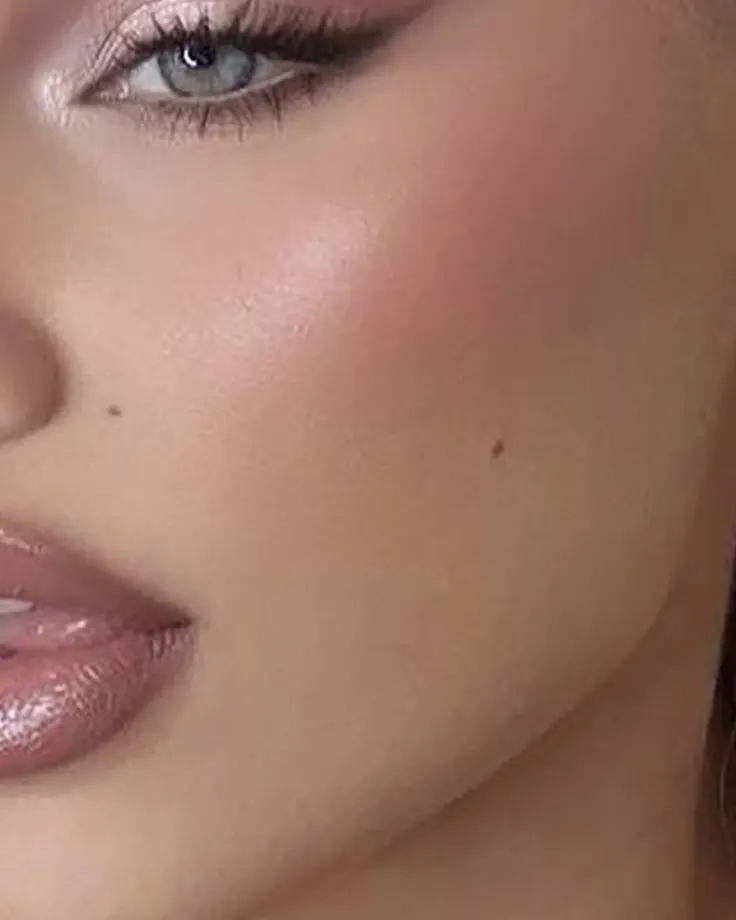 نشست نرم رژگونه کرمی روی گونه