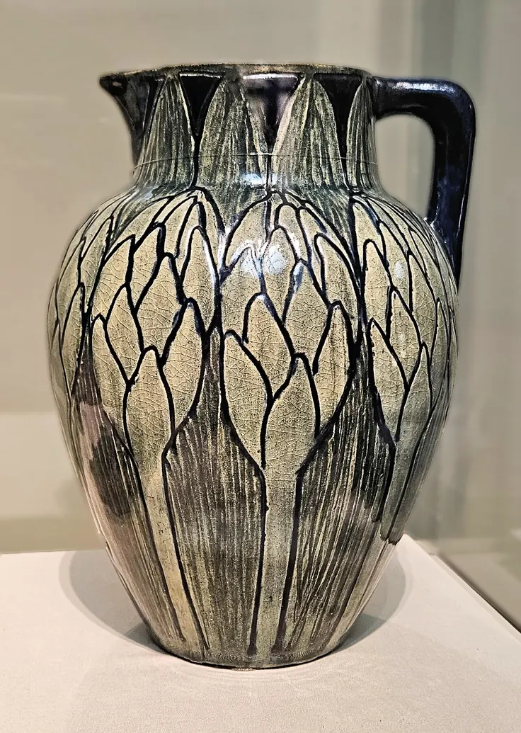 گلدان دستهدار سرامیکی با نقش گیاهی دستساز