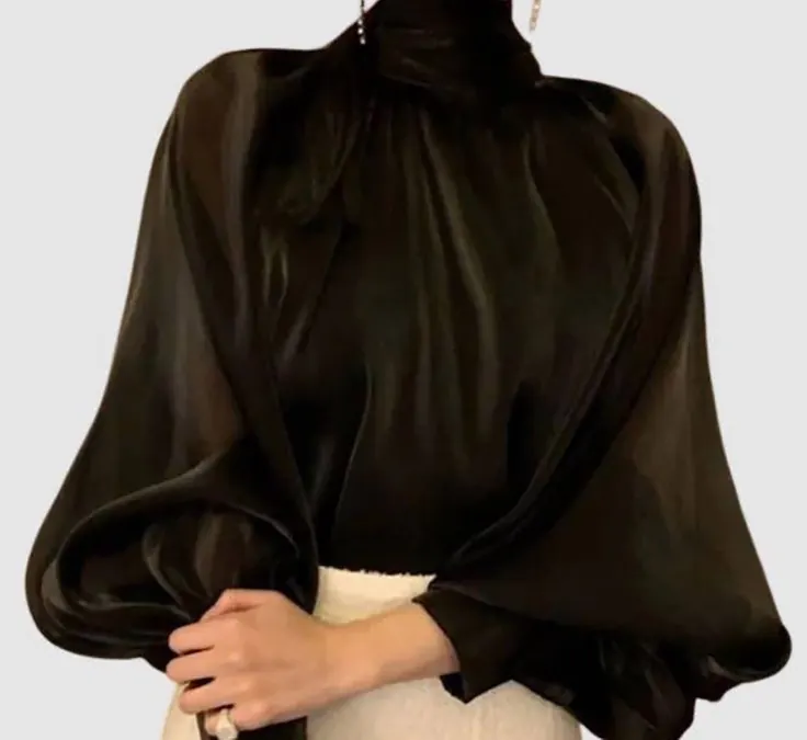 شومیز مجلسی ساتن مشکی یقه‌بسته با آستین بالنی