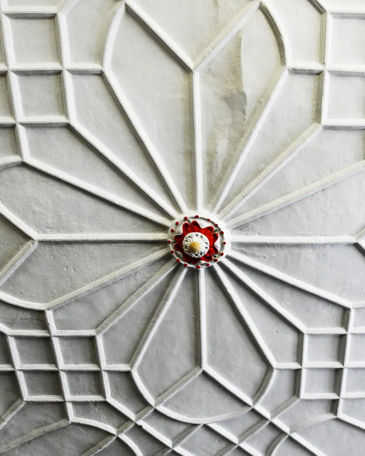 گچبری سقف شعاعی سفید با خطوط ستارهای برای راهرو