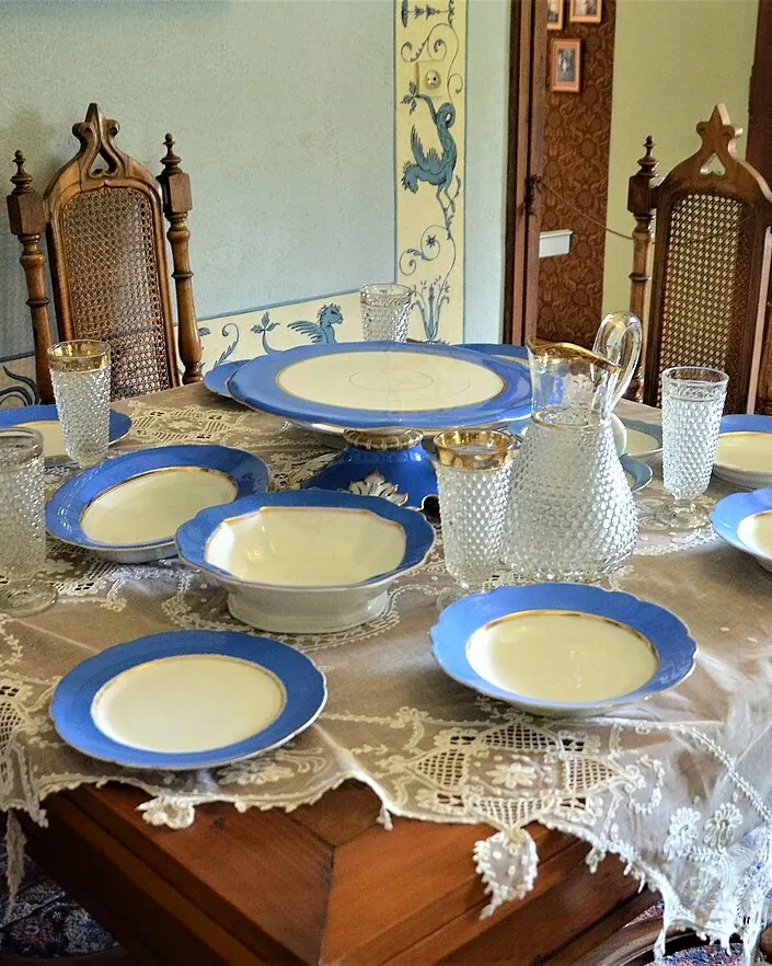 ست رومیزی چینی آبی و سفید روی رومیزیکش گلدار