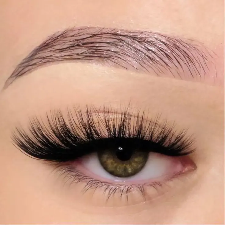 اکستنشن مژه حجمی روی چشم سبز