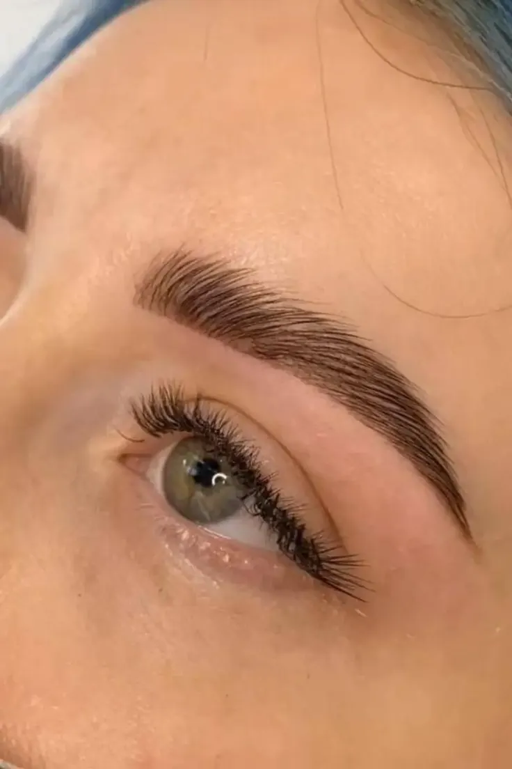ابروی قوسی با آرایش ملایم چشم