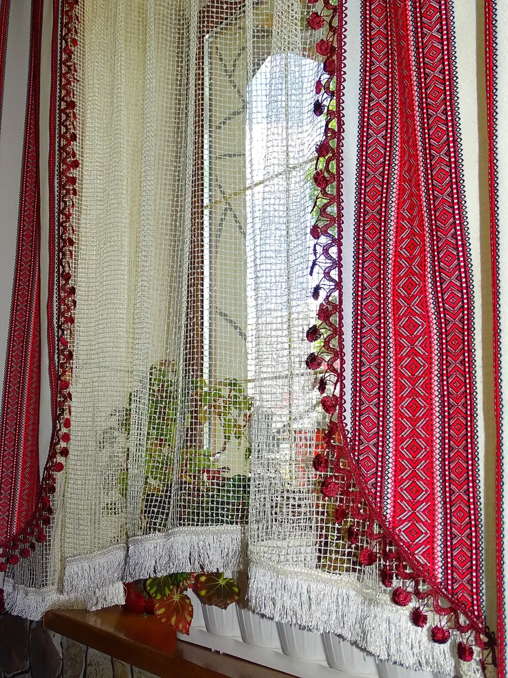 نمونه پرده توری سنتی با گلدوزی رنگی کنار شیرازی