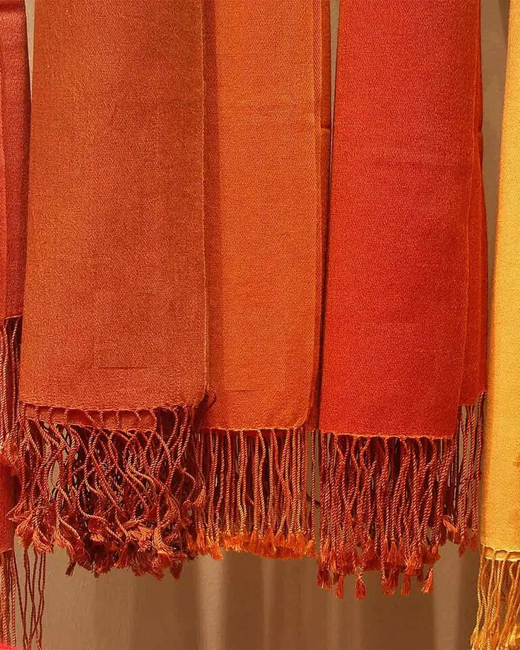 شالهای پشمی رنگی مغازه