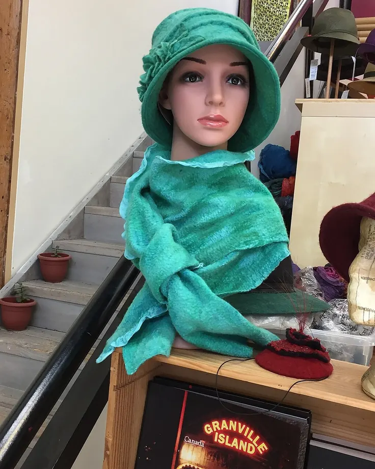 شال پشمی نمدی سبز روی مانکن